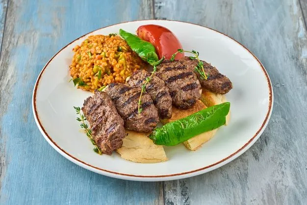 Hackbällchen mit Tomaten Bulgur Orientalisches Hackbällchen mit Tomaten Bulgur Rezept