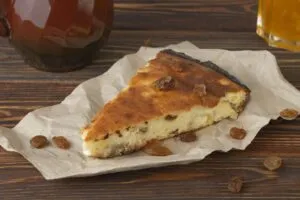 Käsekuchen mit Pudding und Rosinen Ein cremiger Käsekuchen mit Rosinen Pudding Fülle
