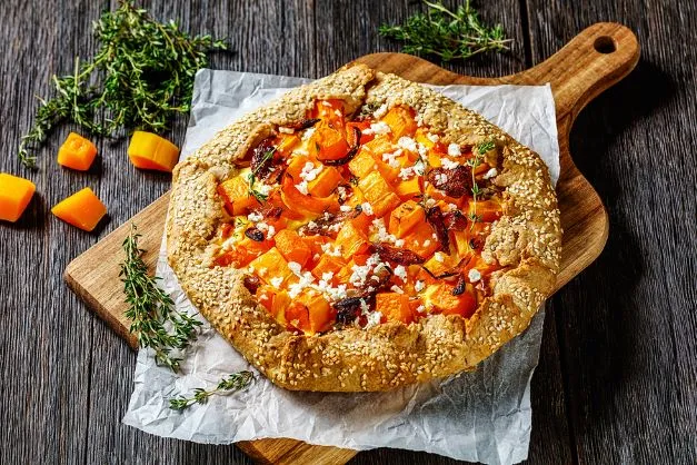 Kürbis Galette Ein Mürbeteig mit Schmand, Hokkaido-Kürbis, Apfel und Zwiebeln