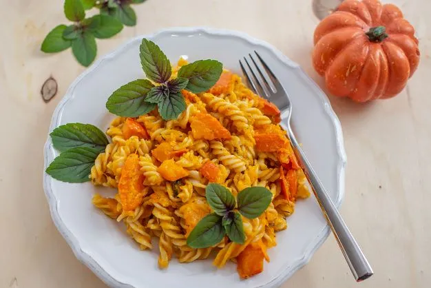 Kürbis Pasta Bei dieser leckeren Kürbis Pasta werden Kürbis, Paprika und Tomaten im Ofen geröstet