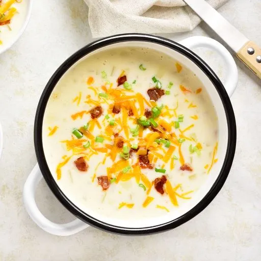 Kartoffelsuppe mit Cheddar Kartoffeln treffen im Suppentopf auf würzigen Cheddar
