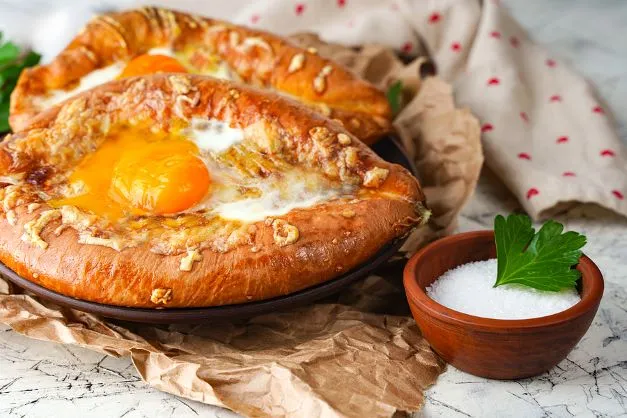Khachapuri Khachapuri sind gefüllte Fladenbrote aus Georgien
