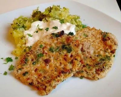 Kräuterschnitzel mit Brokkoli Kartoffelstampf Zartes Schweineschnitzel mit Petersilie und Schnittlauch Panier