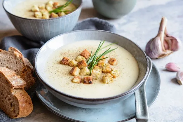 Omas Knoblauchcremesuppe ein einfaches Rezept, perfekt für alle Knoblauch-Fans.