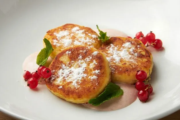 Syrniki – Russische Quarkpfannkuchen Syrniki sind russsische Quarkpfannkuchen, die fast komplett aus Quark bestehen