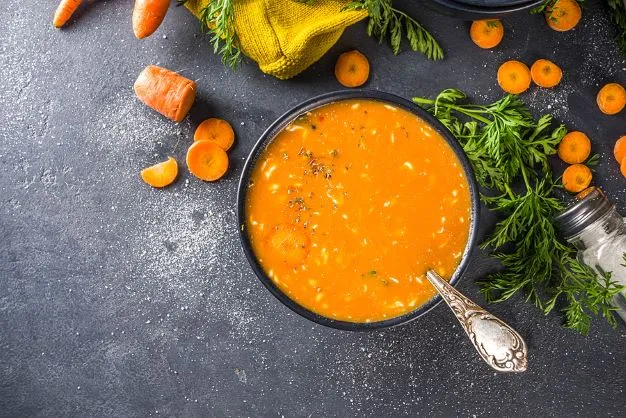 Cremige Möhrensuppe Schnell, einfach und fettarm ist dieses herrliche Rezept für eine cremige Möhrensuppe