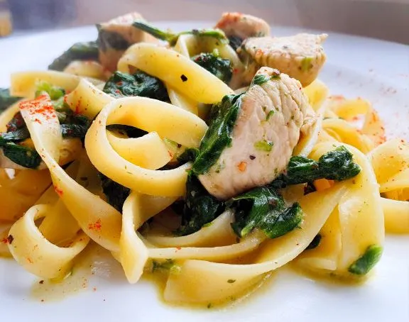 Hähnchen mit Spinat und Tagliatelle Hähnchen Mit Spinat Und Tagliatelle
