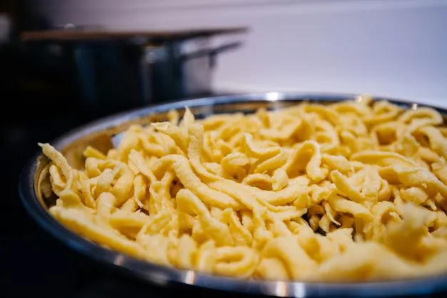 Quark Knöpfle Quark Knöpfle, die Zutaten zu einem Teig verschlagen bis Luftblasen entstehen und dann ruhen lassen.