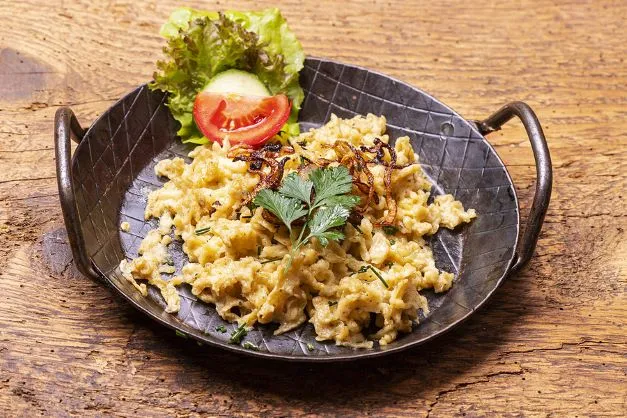 Spätzlepfanne mit Röstzwiebeln Von einer Spätzlepfanne mit Röstzwiebeln haben wir uns heute von der deutschen Küche inspirieren lassen.