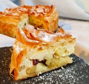 eine Mischung aus Apfelstrudel und einem Apfelkuchen