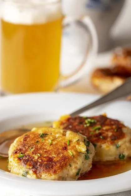 Bayrische Kaspressknödel Kaspressknödel sind flach gepresste Knödel