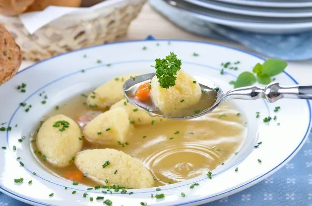 Selbstgemachte Grießnockerl Bei unserer Oma gab es oft Gemüsesuppe mit selbstgemachte Grießnockerl