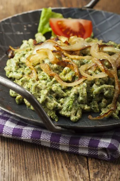 Spinatspätzle mit Röstzwiebeln genau richtig für kalte Herbst- und Wintertage