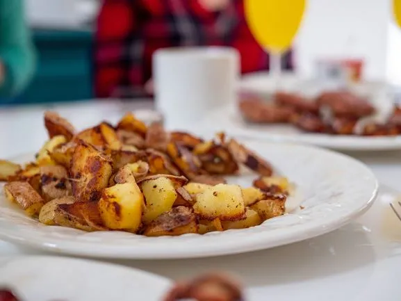 Variationen von Bratkartoffeln Bratkartoffeln kann man nämlich in vielen Variationen zubereiten