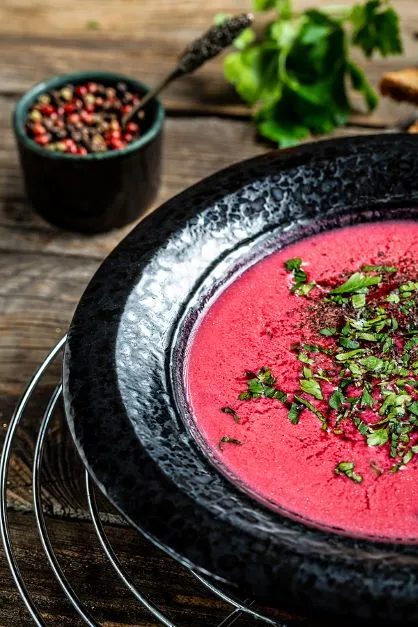 Rotkohlsuppe Frischer Rotkohl mit Gemüse und Sahne wird püriert zu einer leckeren Cremesuppe verarbeitet.