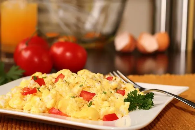 Rührei mit Tomaten Rührei mit Tomaten, Zwiebeln und roten Paprika
