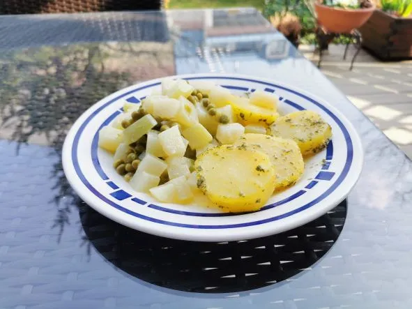 Kohlrabi mit Erbsen und Petersilienkartoffeln Kohlrabi Mit Erbsen Und Petersilienkartoffeln