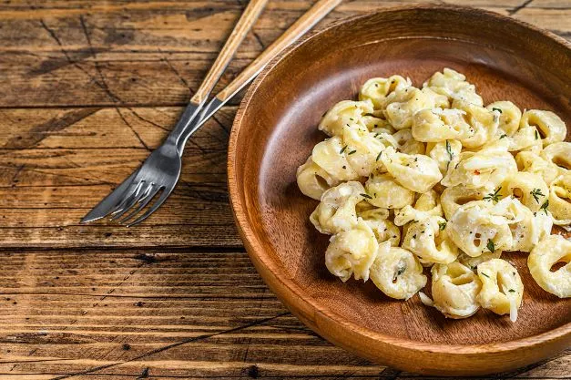 Tortellini in Sahnesauce In diesem Rezept sind sie mit Fleischfülle