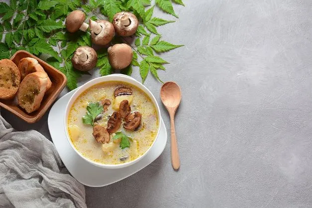 Wiener Erdäpfelsuppe mit Champignons Heute gibt es das Rezept unserer österreichischen Oma für eine echte Wiener Erdäpfelsuppe mit Champignons