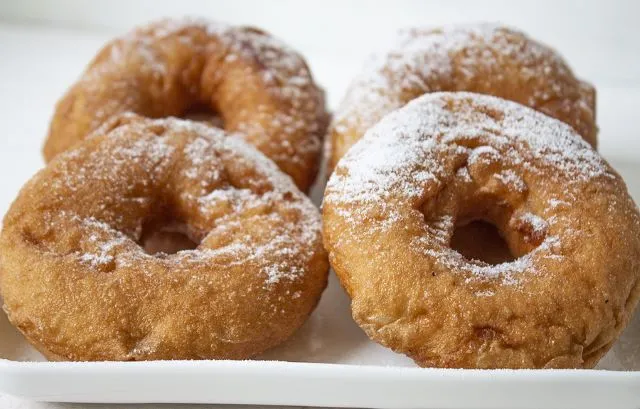 Klassische Donuts Oma hat immer klassische Donuts mit Zucker bestreut gemacht