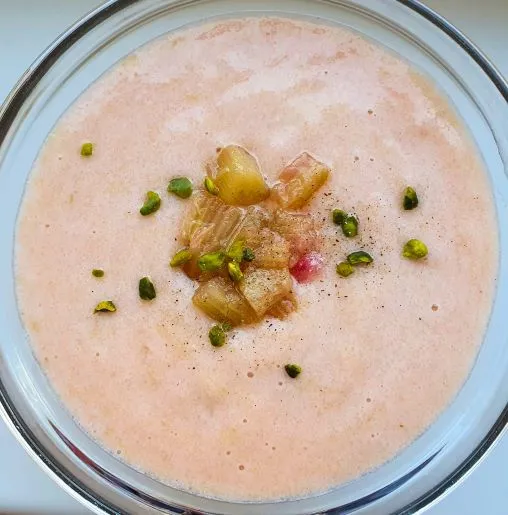 Rhabarber Grießschaum Ein sommerliches Rezept für einen Rhabarber Grießschaum aus Angi Bienecks Wunderküche.