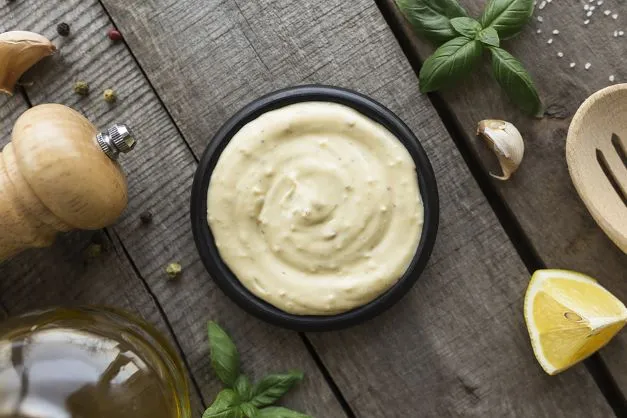 Selbstgemachte Knoblauchcreme Omas selbstgemachte Knoblauchcreme ist die perfekte Ergänzung für viele Speisen