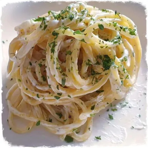 Spaghetti in Knoblauchrahm Damit die Sauce schön sämig wird nimmt man etwas vom Nudelwasser dazu