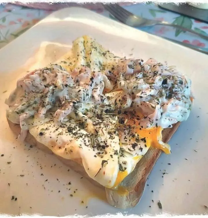 Toastbrot mit Spiegeleipäckchen und Fleischsalat Toastbrot Mit Spiegeleipaeckchen Und Fleischsalat