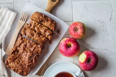 Apfelbrot Hier werden die geraspelten Äpfel mit Zucker und Zitronensaft vermischt