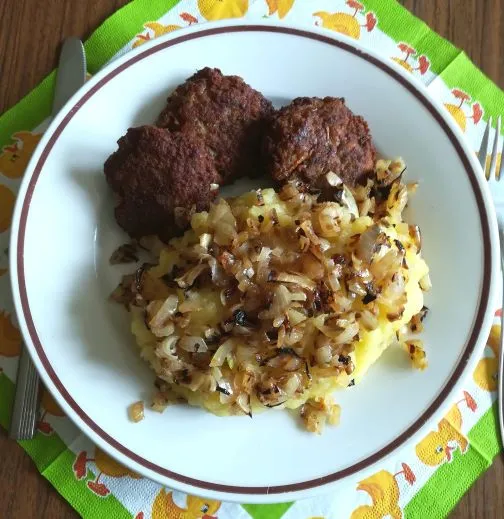 Faschierte Laibchen mit Kartoffelpüree und gerösteten Zwiebel Faschierte Laibchen mit Kartoffelpüree und gerösteten Zwiebel