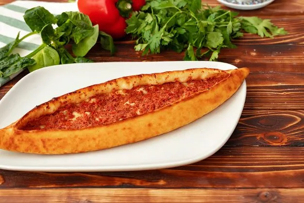 Pide mit Hackfleisch Pide mit Hackfleisch, das türkische Fladenbrot, ist auch bei uns super beliebt!
