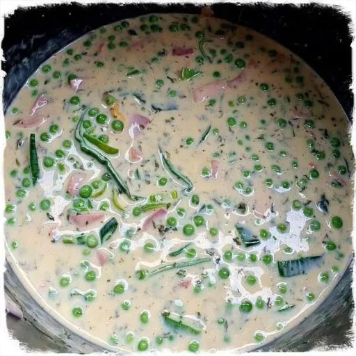 Schinken-Käsesauce mit Erbsen und Porreegrün Schinken Kaesesauce Mit Erbsen Und Porreegruen