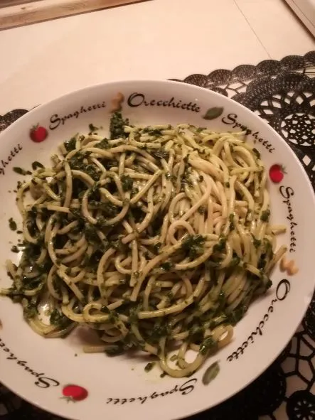 Spaghetti mit Knoblauch und Rahmspinat Ein einfaches und günstiges Nudelgericht.