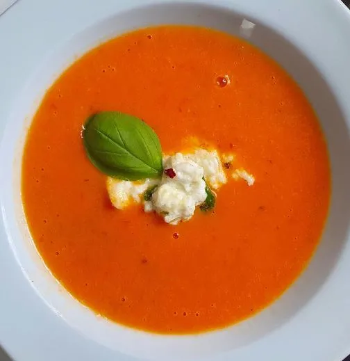 Tomatensuppe mit mariniertem Mozzarella Angi Bienecks Familie schmeckt auch mal einfach nur eine selbstgemachte Suppe
