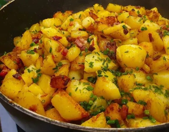 Angis Bratkartoffeln Bratkartoffeln mit Speck und Zwiebel, gewürzt mit Pfeffer, Salz, Paprika edelsüß und Schnittlauch