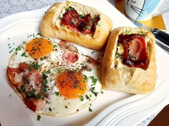 Gefüllte Brötchen mit Camembert und Bacon gefüllte Brötchen mit Camembert und Bacon, dazu Spiegeleier