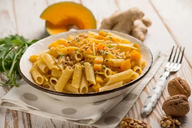 Kürbis Nudeln Ein herbstliches und vegetarisches Pasta Rezept