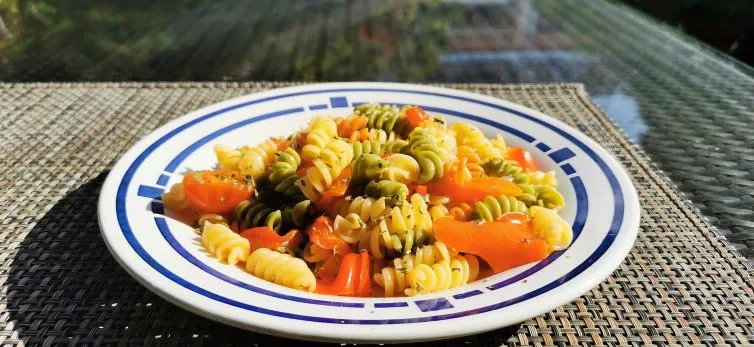 Rote One Pot Pasta ein echtes Blitz-Gericht, steht in nur 15 Minuten auf dem Tisch.