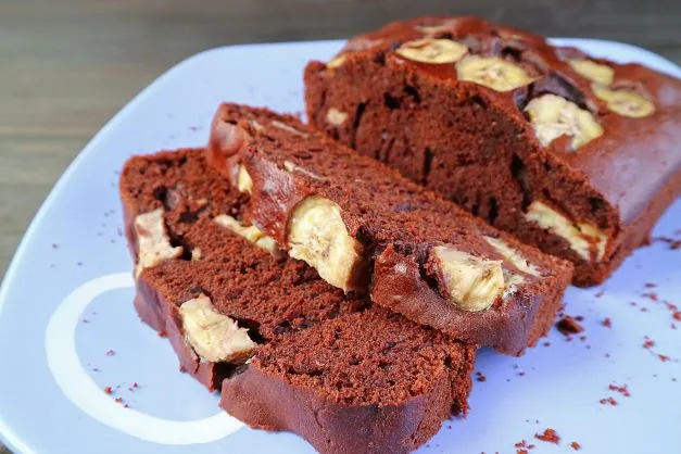 Schoko Bananenkuchen Ein fluffiger Schoko Bananenkuchen, der durch die Bananenscheiben einfach unglaublich saftig wird!