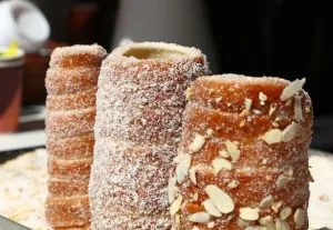 Baumkuchen auf ungarische Art Ursprünglich hat man den Baumkuchen auf ungarische Art um einen Holzstamm gewickelt und über Feuer gebacken.