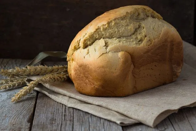 Fluffiges Weißbrot Selber Brot backen ist nicht schwer, wie mit diesem Rezept für ein fluffiges Weißbrot.