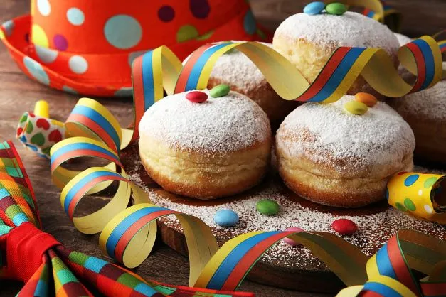 Karnevals Krapfen Mit Omas Rezept für Karnevals Krapfen bekommst du flaumig weiche Krapfen
