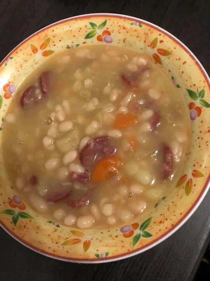 Weiße Bohnen Suppe Durch ein wenig Speck und den Mettenden wird die Suppe besonders würzig