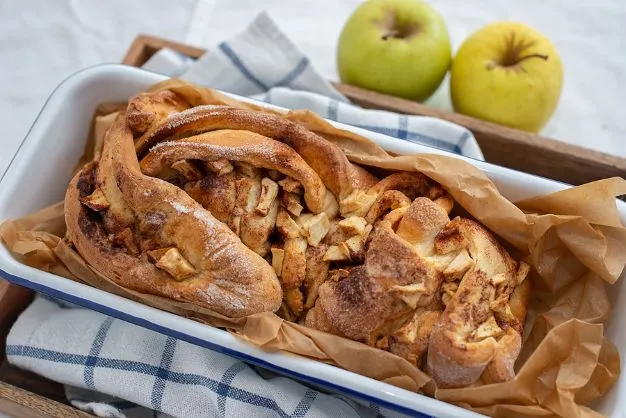 Apfel Zupfbrot Sobald ihr das Apfel Zupfbrot auf den Tisch stellt, kann sich jeder sein Stückchen abzupfen.