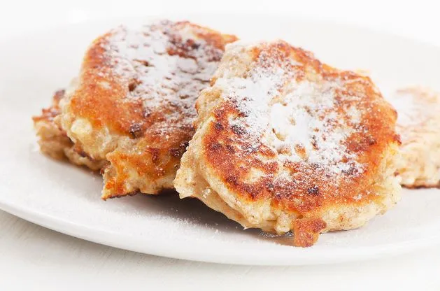Fluffige Struwen Struwen sind Hefepfannkuchen, die traditionell am Karfreitag gegessen werden