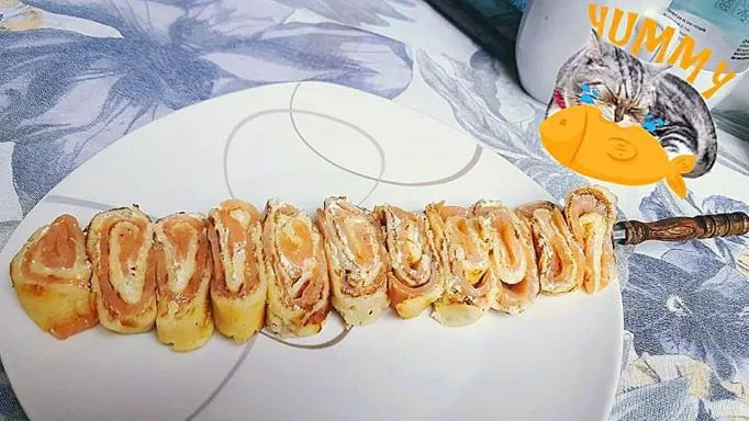 Gefüllte Pfannkuchenröllchen am Spieß Gefuellte Pfannkuchenroellchen Am Spiess