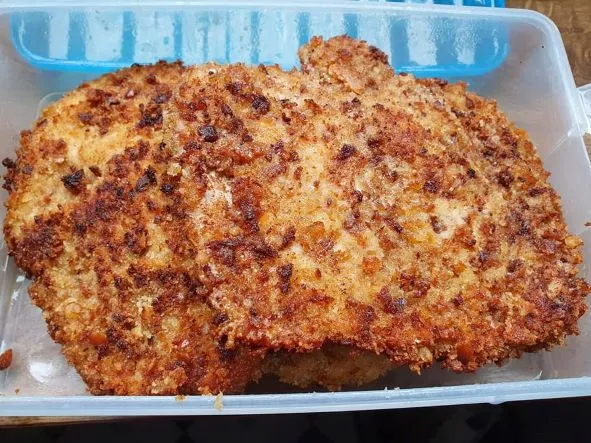 Panierte Schnitzel mit lecker Panade panierte Schnitzel mit lecker Panade auf Vorrat hergestellt, aus Schweinerückenbraten