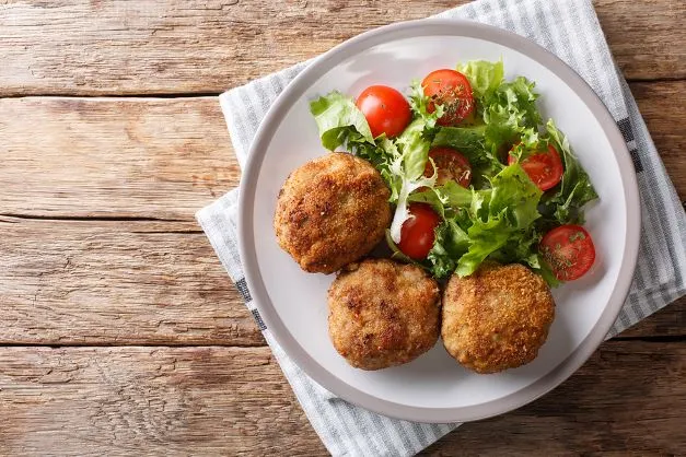 Faschierte Laibchen mit Salat Faschierte Laibchen wird eine österreichische und ungarische Speise genannt