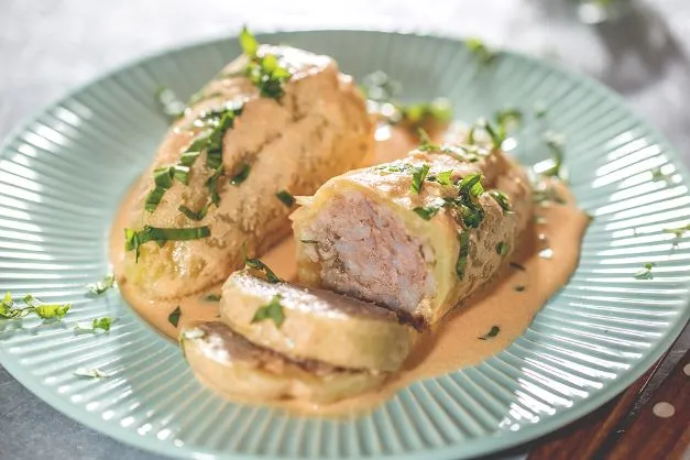 Gefüllte Paprika mit Hackfleisch Gefüllte Paprika mit Hackfleisch, Reis und Zwiebelngeschmort in Tomaten-Sauerrahm-Sauce.