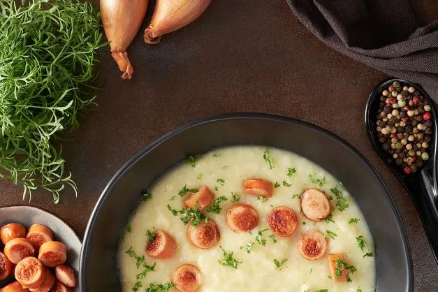 Kartoffel Cremesuppe mit Wiener Würstchen Die ganze Familie und vor allem Kinder lieben diese Kartoffel Cremesuppe